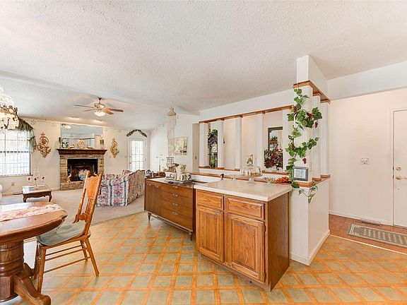 5th image of 705 Briarwood Terrace Ct