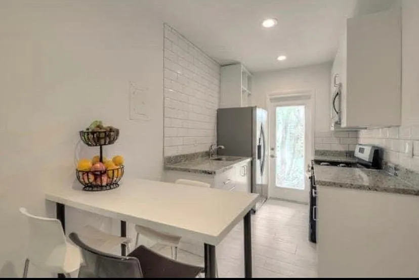 Studio, 420 sqft, $1,700 — Photo 3