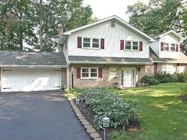 6 Lehoy Forest Dr, Leola, PA 17540