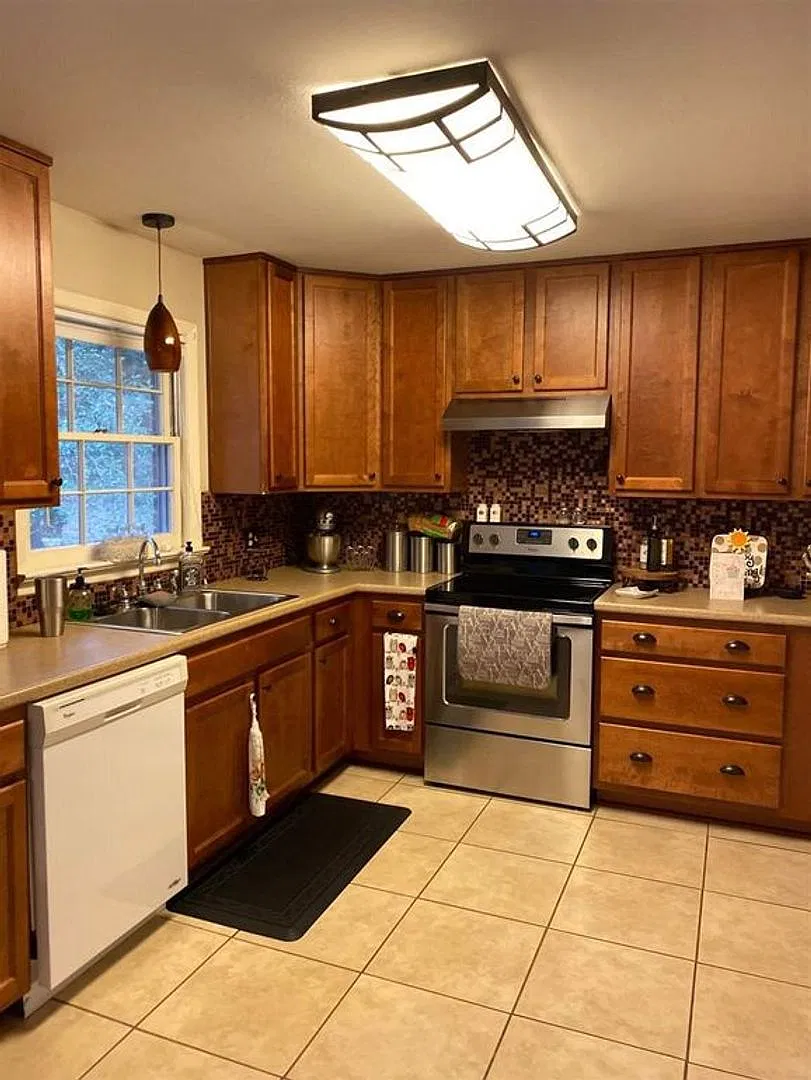 3155 Lakeshore Drive - Large Home in Lakeshore Estates — Photo 3