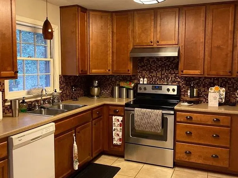 3155 Lakeshore Dr — Photo 3