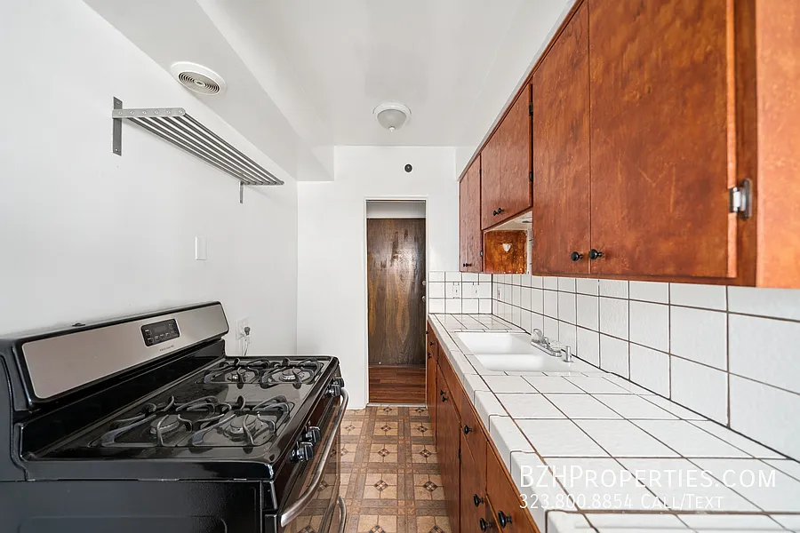 Spacious 1 Bedroom in the Heart of Beverly Hills — Photo 4