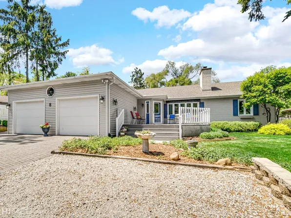 8 E Hill Rd, Portage, IN 46368