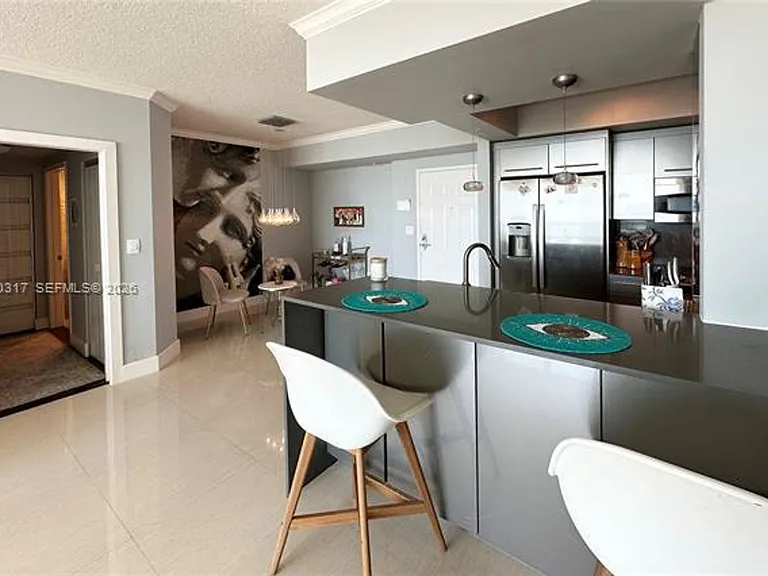 2000 N Bayshore Dr #614 — Photo 5