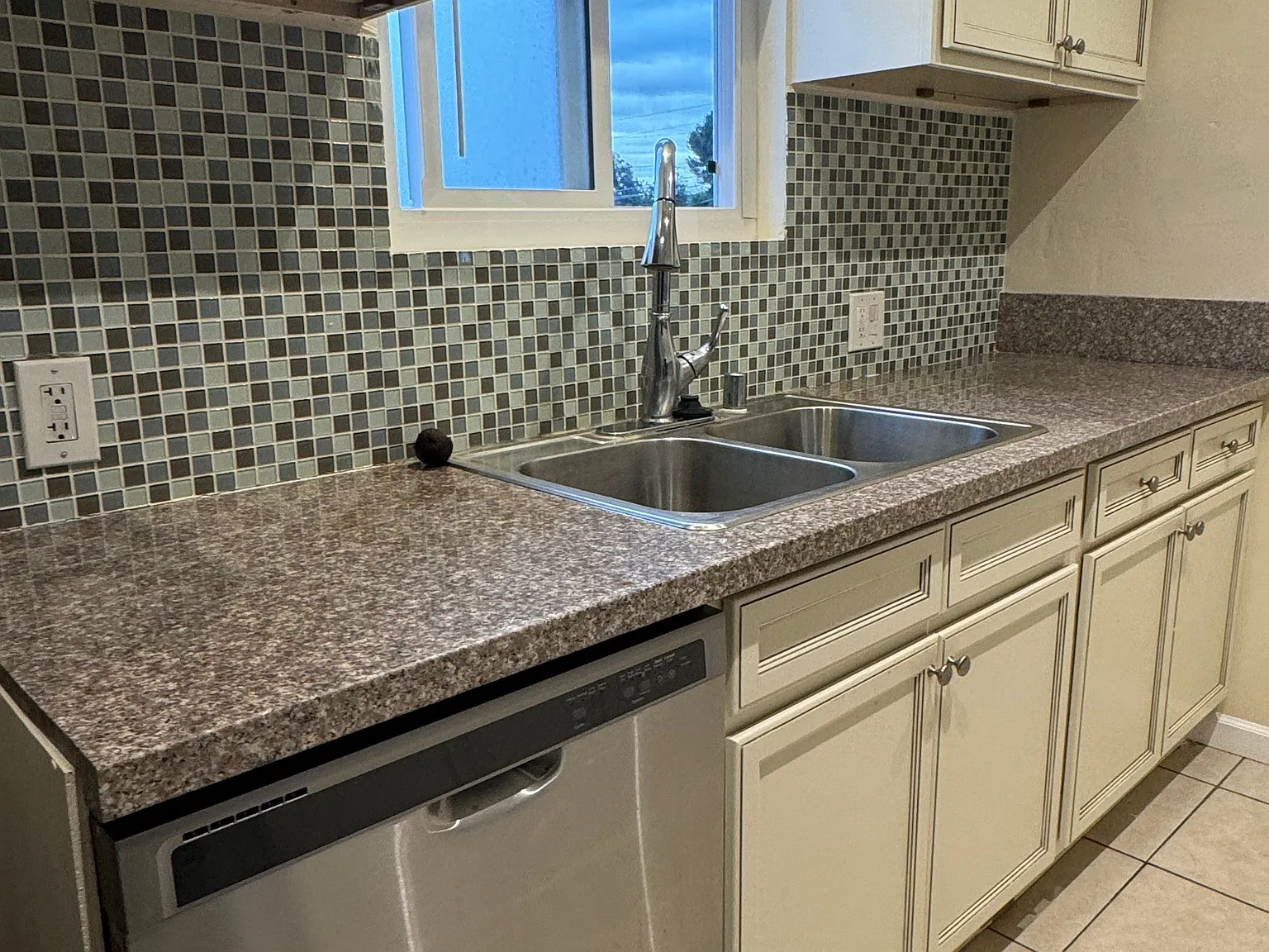 3 bed, 1.0 bath, 1150 sqft, $3,399 — Photo 2