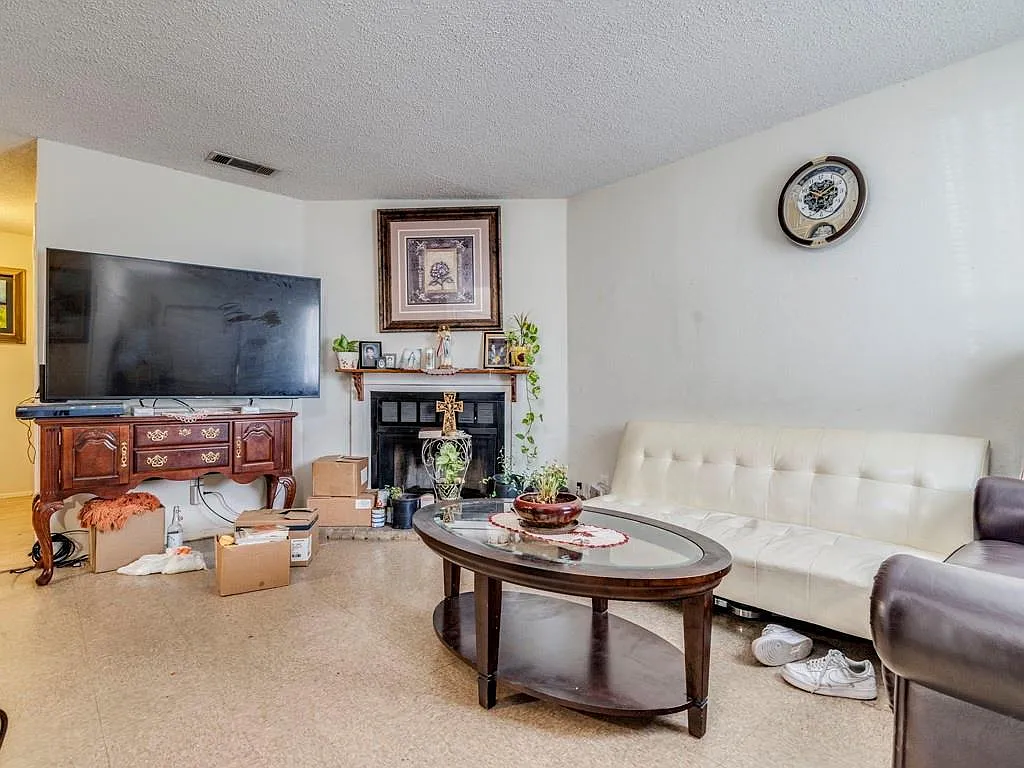 2 bed, 1.0 bath, 864 sqft, $1,200 — Photo 2