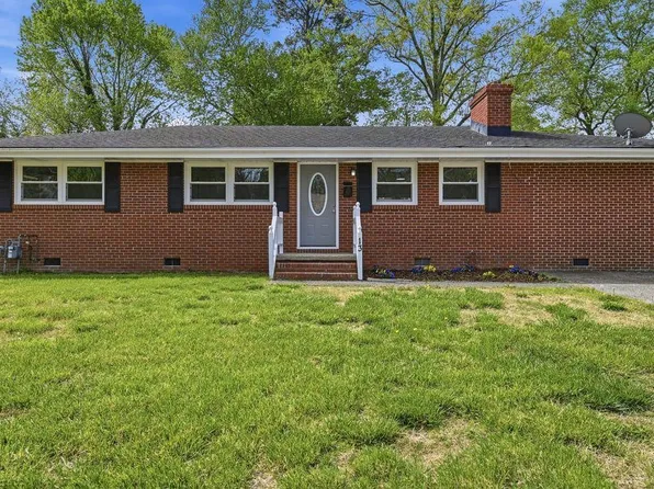 13 Boxwood Ln, Newport News, VA 23602