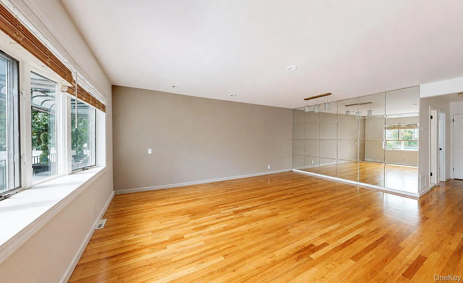 3 bed, 1.5 bath, 2880 sqft, $3,600 — Photo 2