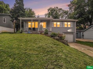 6423 Parkview Ln, Omaha, NE 68104