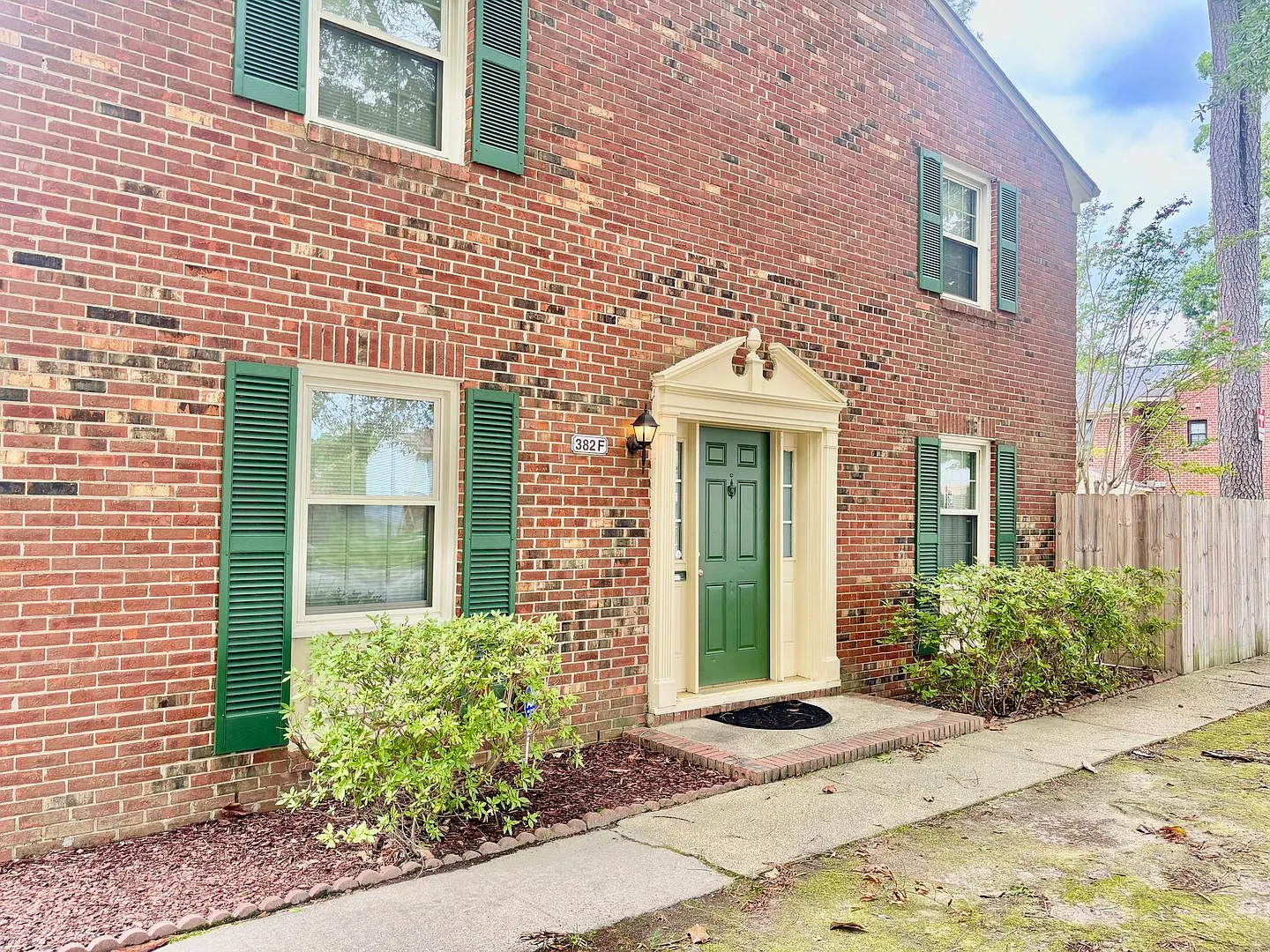 3 bedroom/1.5 bathroom-Courthouse Green — Photo 1