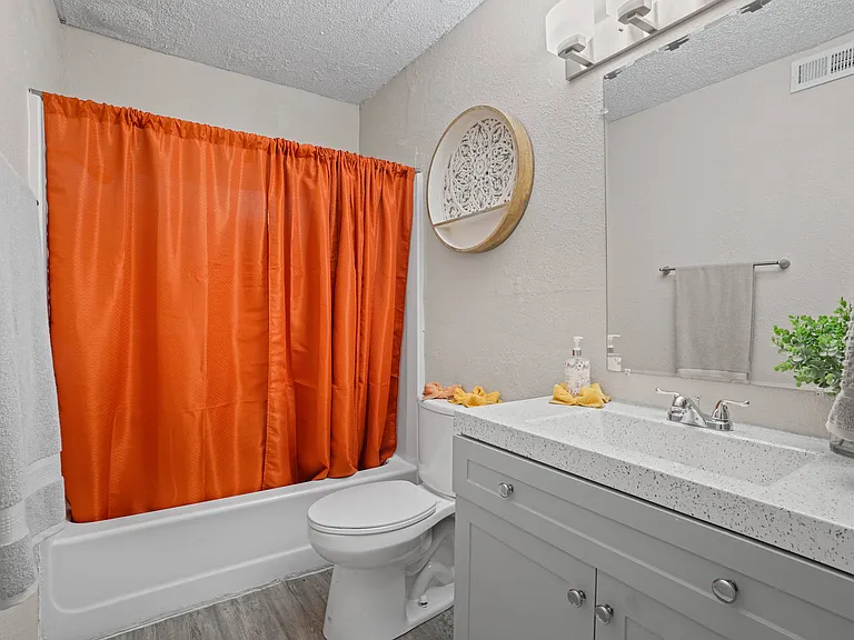 Diamond Lake Apartments — Photo 14