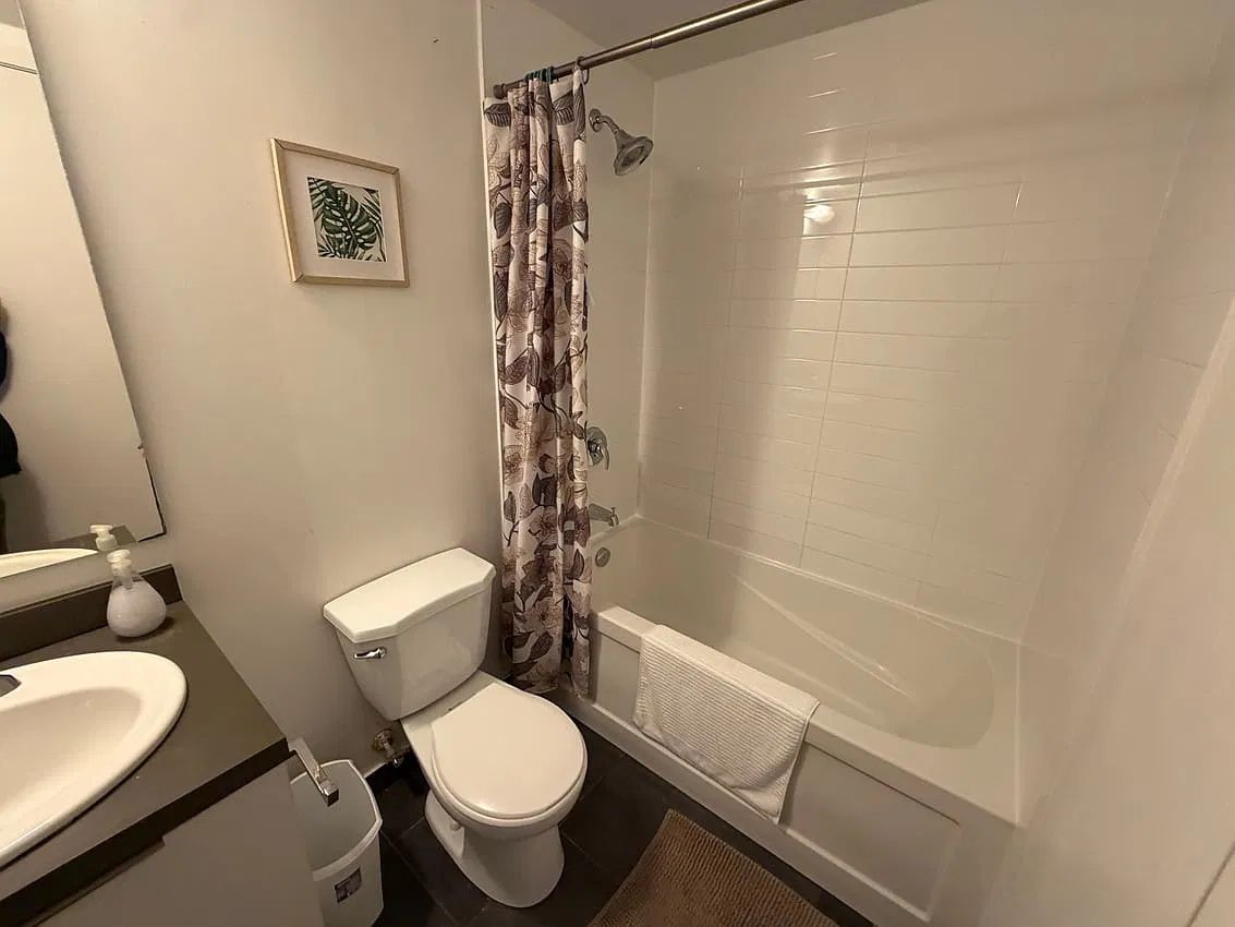 Deluxe Room - York Street & Bremner Boulevard — Photo 4