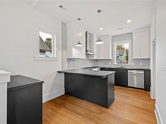 2nd image of 271 E 11th St