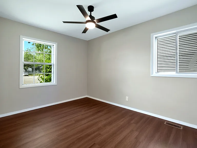 419 Waverly Ave — Photo 6