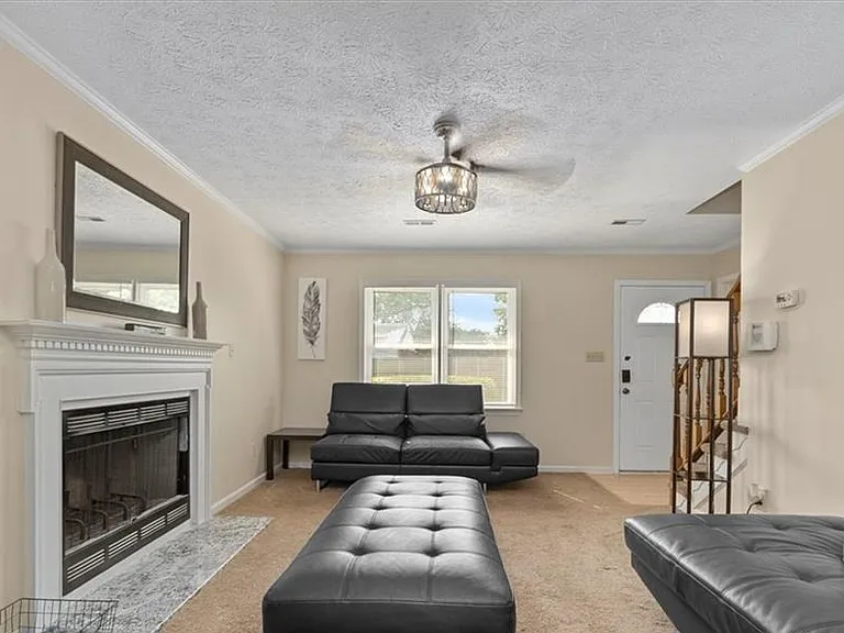 183 Loch Cir — Photo 3