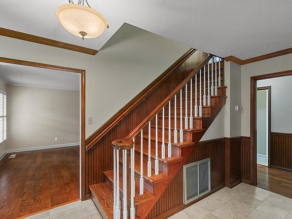 5th image of 2000 Deerpath Rd