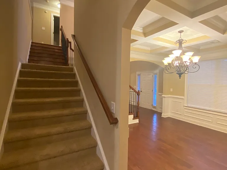 319 Haywood Dr — Photo 4