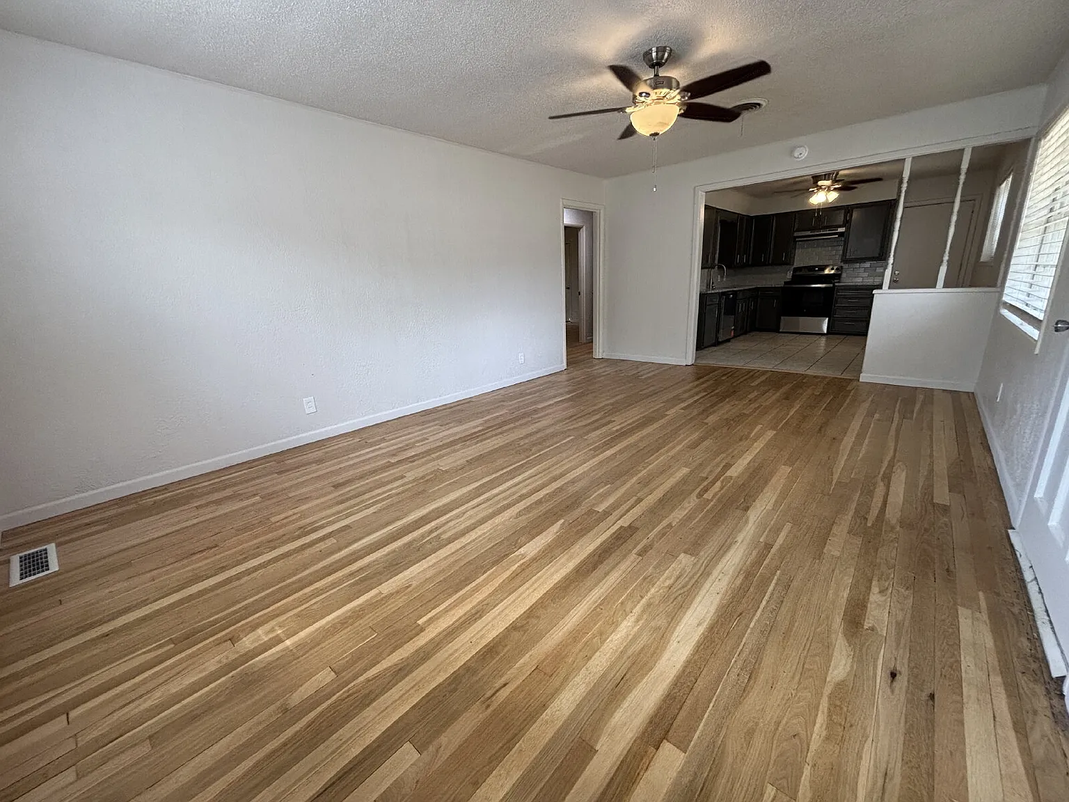 3 bed, 2.0 bath, 1290 sqft, $1,450 — Photo 2