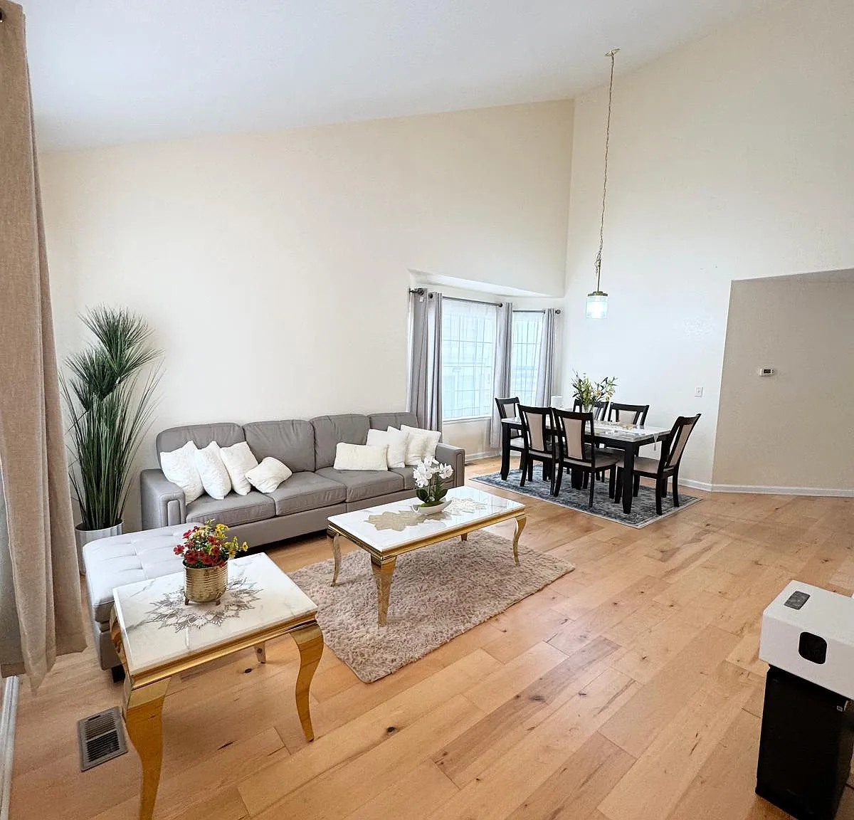 4 bed, 2459 sqft, $3,200 — Photo 2