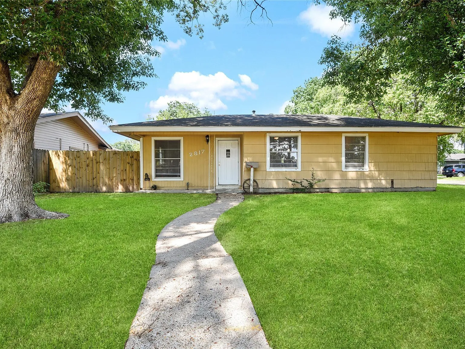 3 bed, 1.0 bath, 1488 sqft, $1,750 — Photo 1