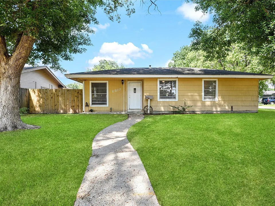 2817 Lancaster Ln