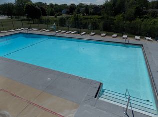 2S670 Hampton Dr, Warrenville, IL 60555