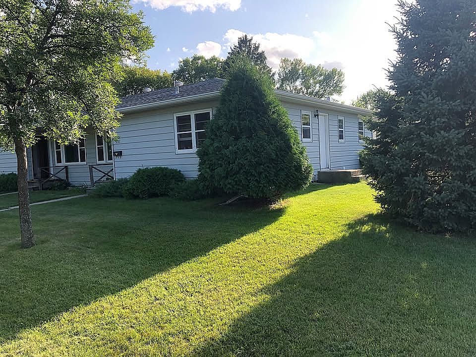 2nd image of 901 16th St S