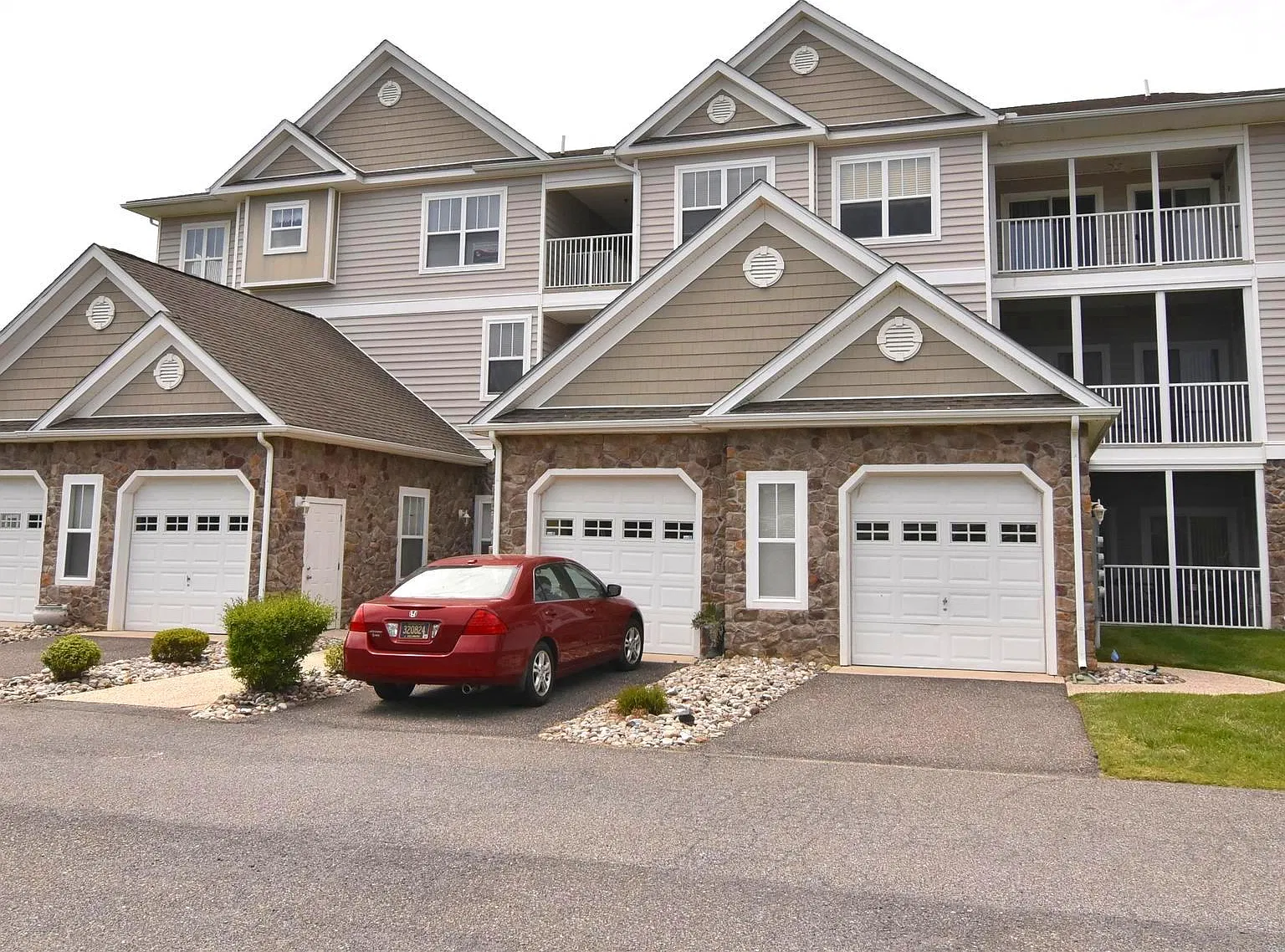 3 bed, 1500 sqft, $1,900 — Photo 1