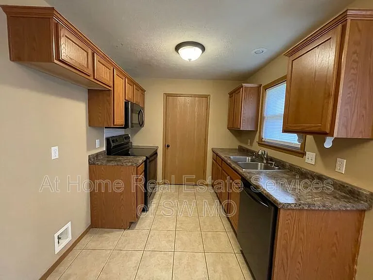 5543 W David — Photo 4