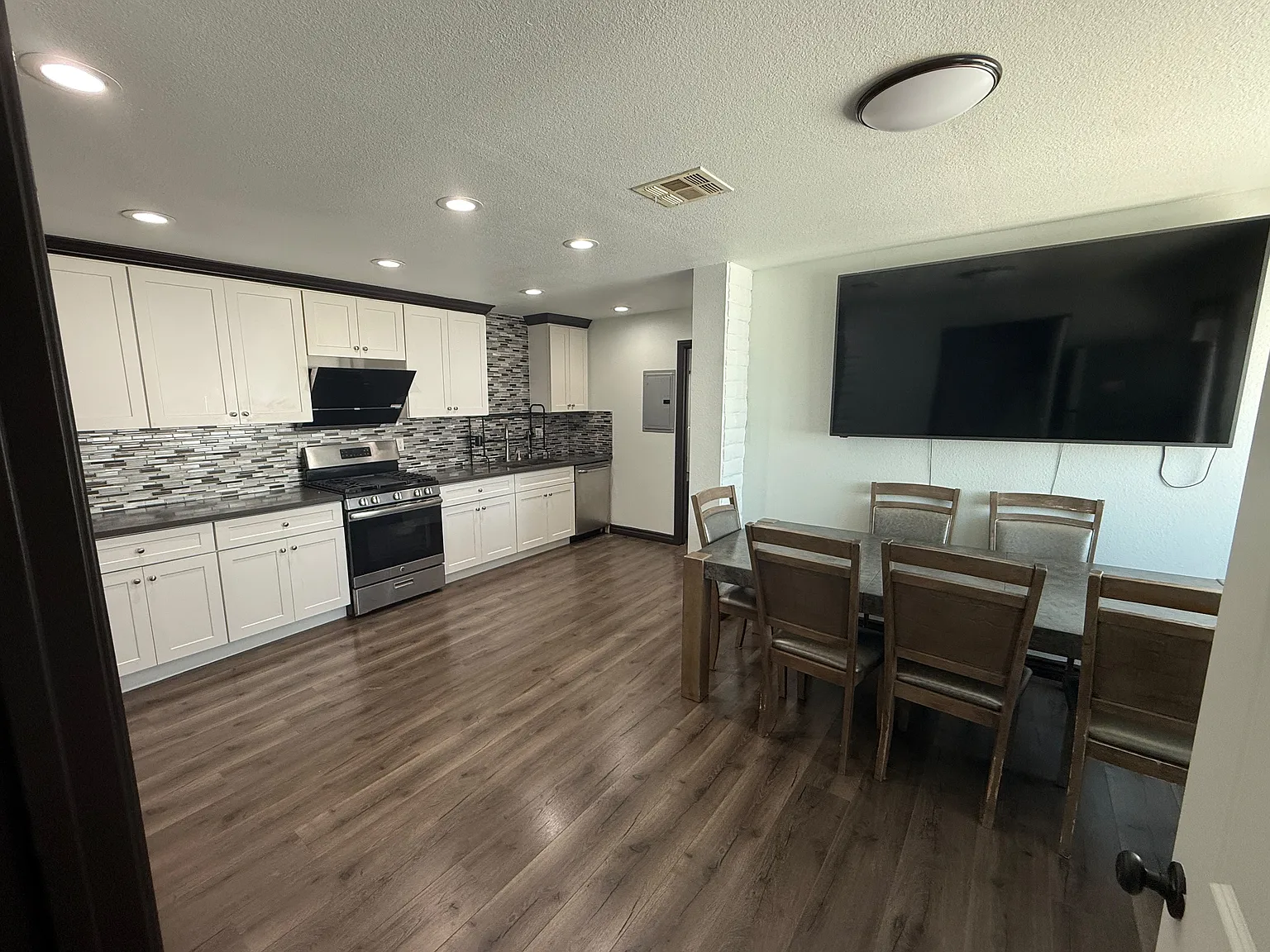 3 bed, 2.5 bath, 975 sqft, $3,800 — Photo 1