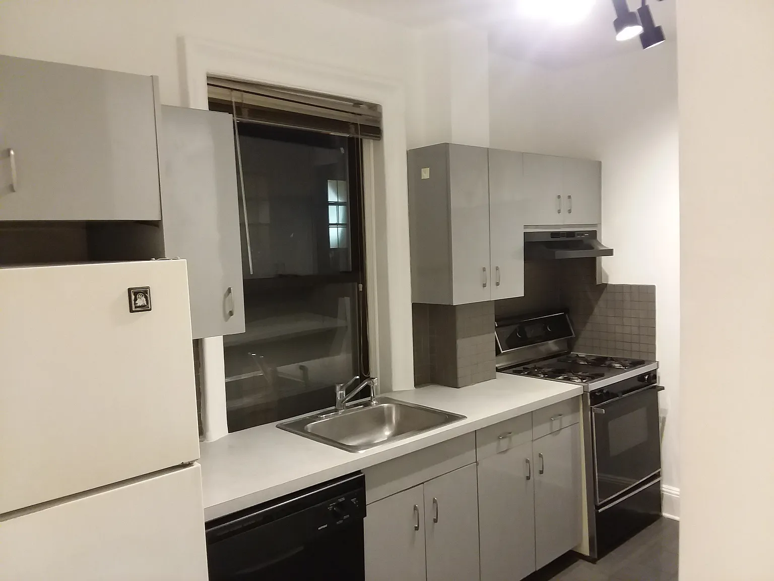 2 bed, 910 sqft, $2,300 — Photo 1