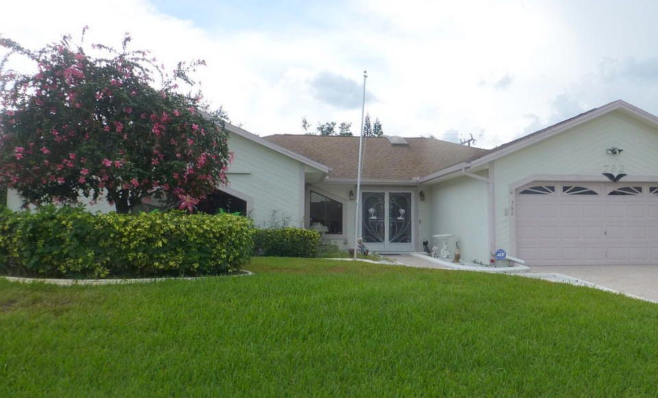 1st image of 762 SE Fallon Dr