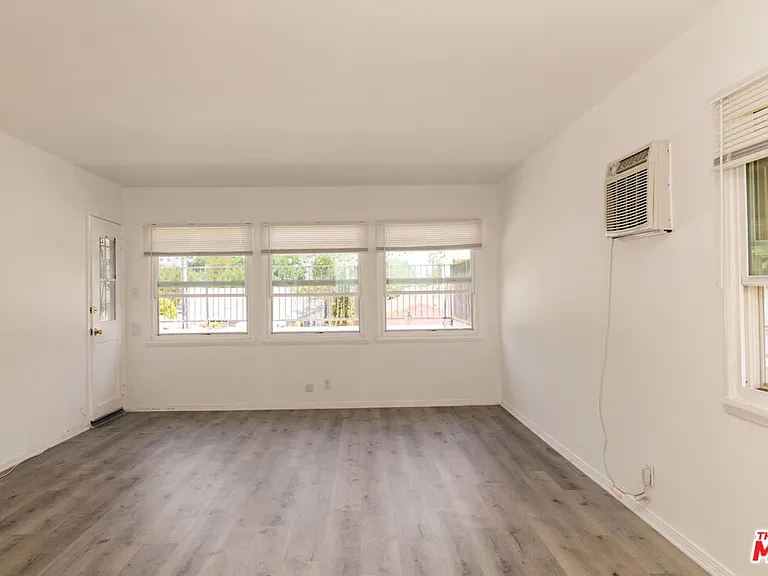5514 1/2 Cahuenga Blvd — Photo 3