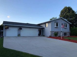 230 Hillside Dr, Oconomowoc, WI 53066