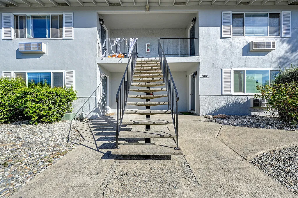 2 bed, 940 sqft, $1,995 — Photo 1