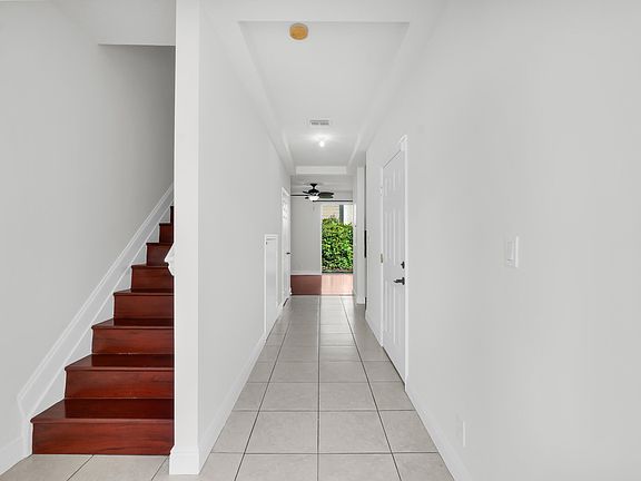 3rd image of 2581 Riverside Dr