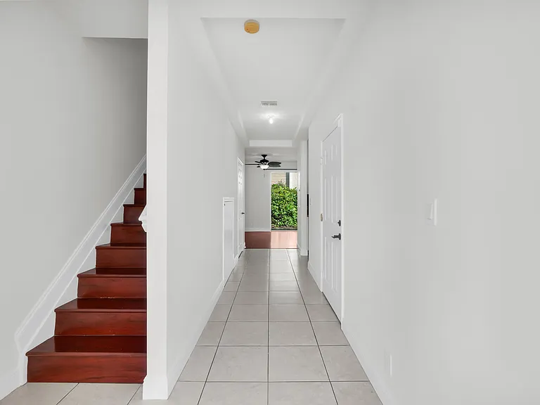 2581 Riverside Dr — Photo 3