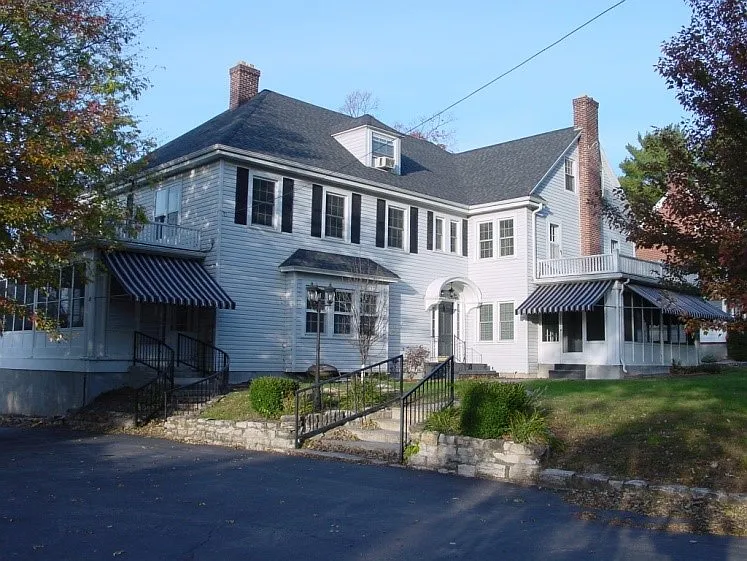 5 bed, 2.5 bath, 2700 sqft, $1,600 — Photo 1