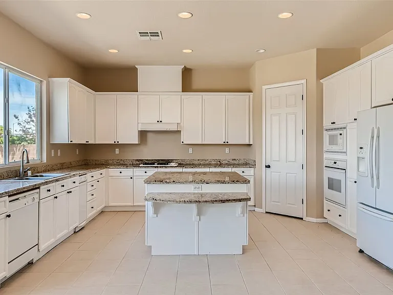 5258 Villa Dante Ave — Photo 4