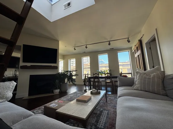 449 N Wells St APT 3E, Chicago, IL 60654