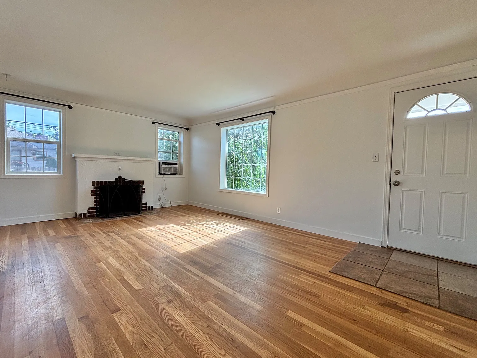 2 bed, 1920 sqft, $2,395 — Photo 2