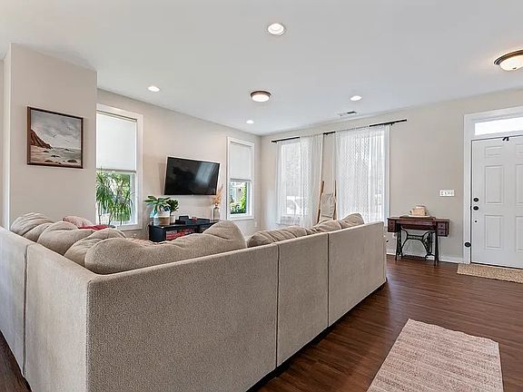 4th image of 133 Capital Ave