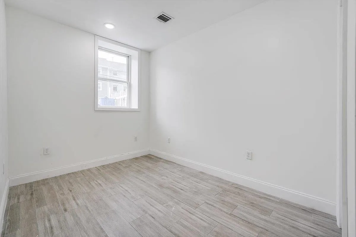 3 bed, 2.0 bath, 1400 sqft, $3,850 — Photo 3