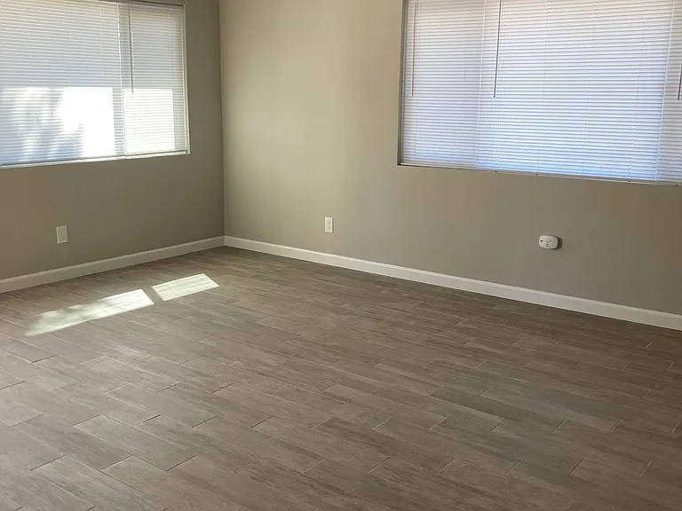 561 Auburn St — Photo 2