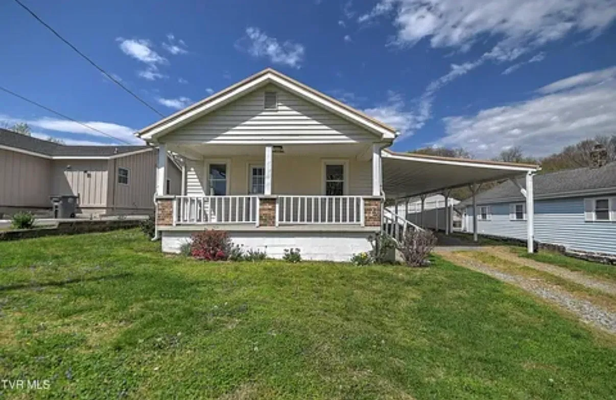 3 bed, 1035 sqft, $1,800 — Photo 1