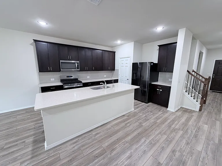 700 Goldenrod Ln — Photo 4
