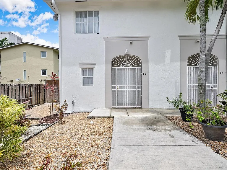 421 SW 3rd St #16 — Photo 1