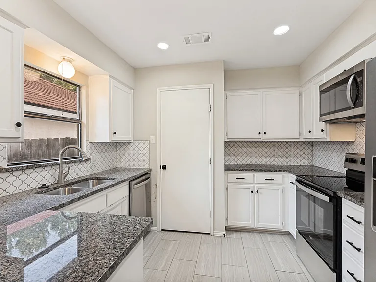 2313 Harvest Glen Ct — Photo 4