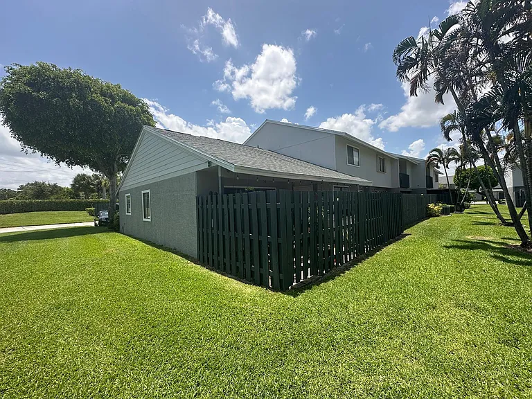 3801 Inlet Cir — Photo 26