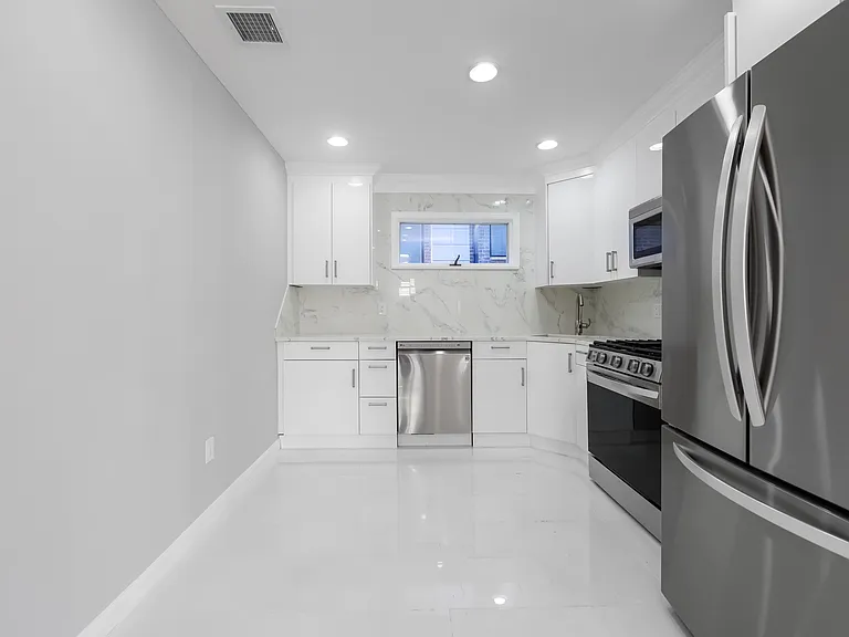 456 Jane St #B — Photo 11